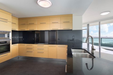 Condo in Miami, Florida, 3 bedrooms  № 1748799 - photo 14