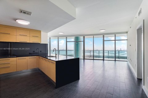 Condo in Miami, Florida, 3 bedrooms  № 1748799 - photo 2