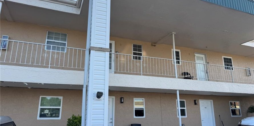 Condominio en New Port Richey, Florida, 2 dormitorios № 2396004