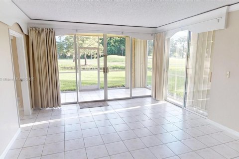 Condominio en Tamarac, Florida, 2 dormitorios  № 1928024