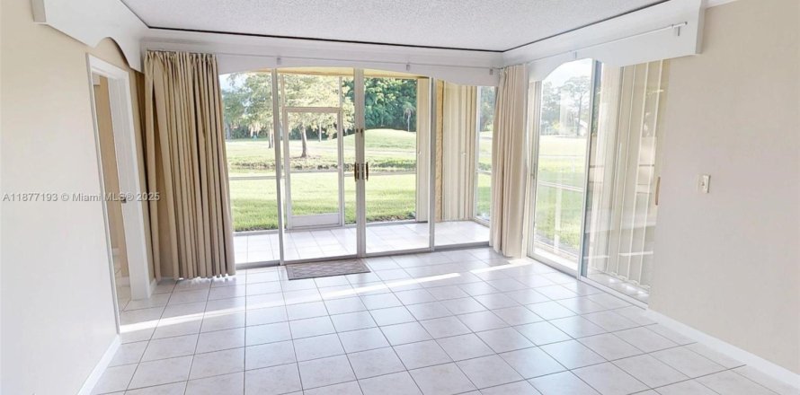 Condominio en Tamarac, Florida, 2 dormitorios  № 1928024