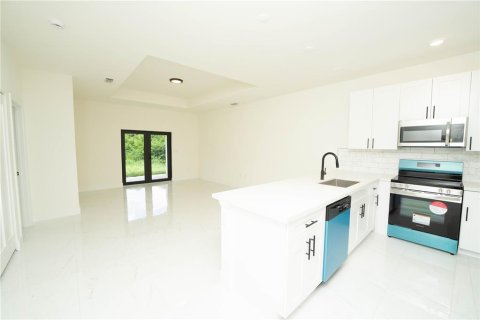 Commercial property in Lehigh Acres, Florida 6 bedrooms, 111.02 sq.m. № 2107829 - photo 2