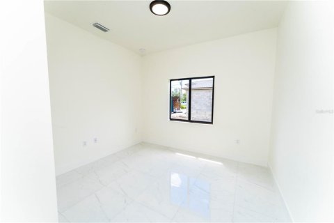 Commercial property in Lehigh Acres, Florida 6 bedrooms, 111.02 sq.m. № 2107829 - photo 7
