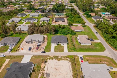 Commercial property in Lehigh Acres, Florida 6 bedrooms, 111.02 sq.m. № 2107829 - photo 10