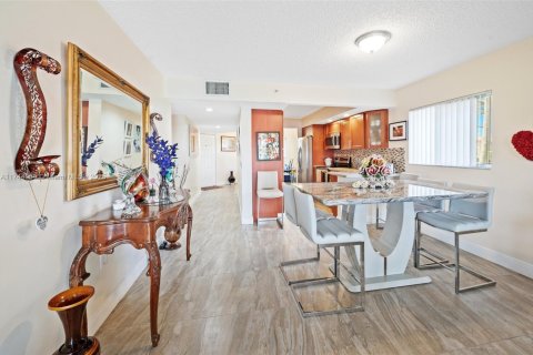 Condo in Pembroke Pines, Florida, 2 bedrooms  № 1874649 - photo 10