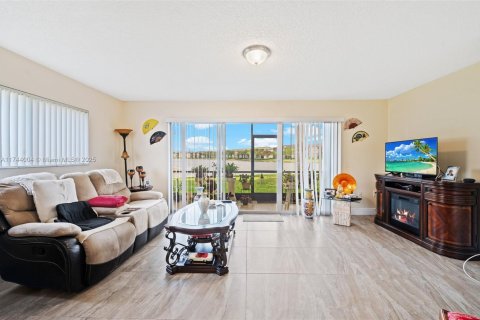 Condo in Pembroke Pines, Florida, 2 bedrooms  № 1874649 - photo 15
