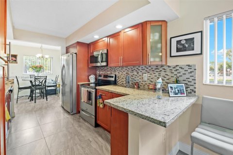 Condo in Pembroke Pines, Florida, 2 bedrooms  № 1874649 - photo 8