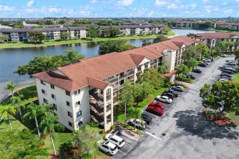 Condo in Pembroke Pines, Florida, 2 bedrooms  № 1874649 - photo 4