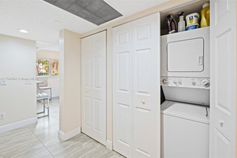 Condo in Pembroke Pines, Florida, 2 bedrooms  № 1874649 - photo 26