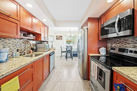 Condo in Pembroke Pines, Florida, 2 bedrooms  № 1874649 - photo 9