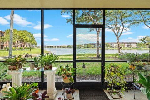 Condo in Pembroke Pines, Florida, 2 bedrooms  № 1874649 - photo 16