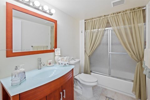 Condo in Pembroke Pines, Florida, 2 bedrooms  № 1874649 - photo 25
