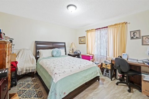 Condo in Pembroke Pines, Florida, 2 bedrooms  № 1874649 - photo 23