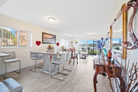 Condo in Pembroke Pines, Florida, 2 bedrooms  № 1874649 - photo 11