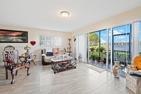 Condo in Pembroke Pines, Florida, 2 bedrooms  № 1874649 - photo 12