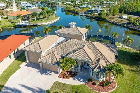 Casa en Port Charlotte, Florida 4 dormitorios, 330.55 m2 № 2147591