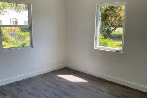 House in West Palm Beach, Florida 2 bedrooms, 80.82 sq.m. № 1811180 - photo 3