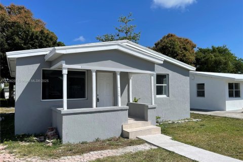 House in West Palm Beach, Florida 2 bedrooms, 80.82 sq.m. № 1811180 - photo 1