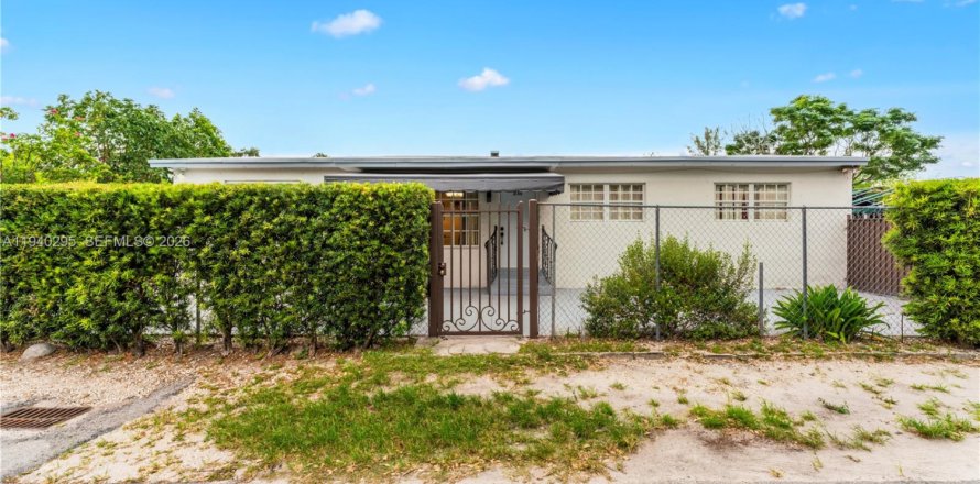 Дом в Майами, Флорида 4 спальни, 125.42м2 № 1998146