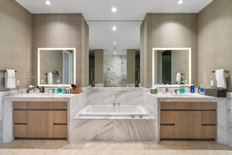 Condominio en venta en Miami, Florida, 4 dormitorios, 300.35 m2 № 1669471 - foto 13