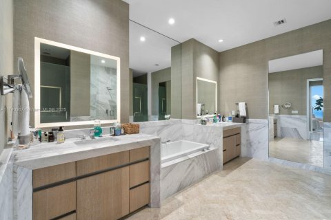 Condominio en venta en Miami, Florida, 4 dormitorios, 300.35 m2 № 1669471 - foto 12
