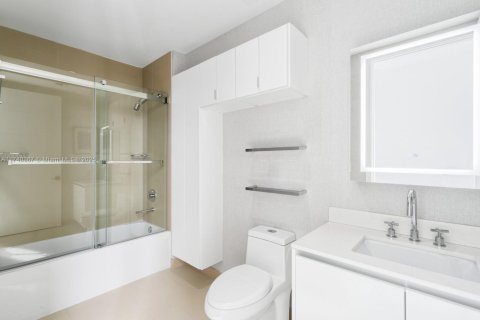 Condominio en venta en Miami, Florida, 4 dormitorios, 300.35 m2 № 1669471 - foto 25