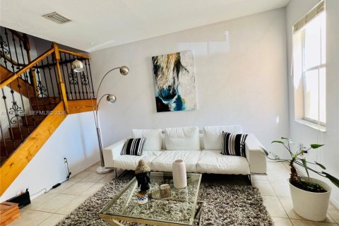 Снять в аренду таунхаус в Майами, Флорида 3 спальни, 148.83м2, № 2065034 - фото 3
