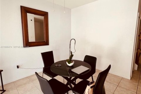 Снять в аренду таунхаус в Майами, Флорида 3 спальни, 148.83м2, № 2065034 - фото 7