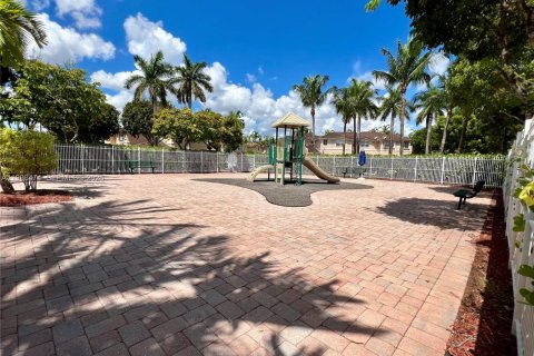 Снять в аренду таунхаус в Майами, Флорида 3 спальни, 148.83м2, № 2065034 - фото 16