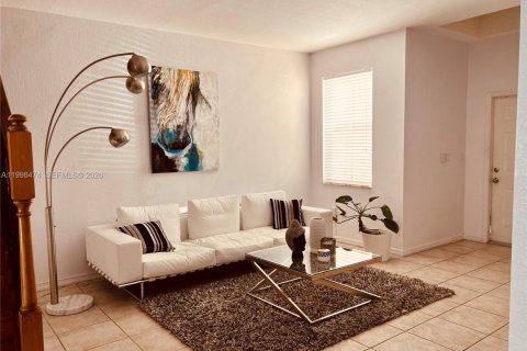 Снять в аренду таунхаус в Майами, Флорида 3 спальни, 148.83м2, № 2065034 - фото 2