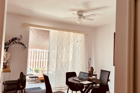 Снять в аренду таунхаус в Майами, Флорида 3 спальни, 148.83м2, № 2065034 - фото 5