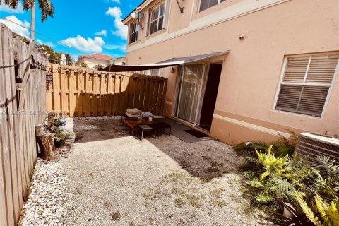 Снять в аренду таунхаус в Майами, Флорида 3 спальни, 148.83м2, № 2065034 - фото 9