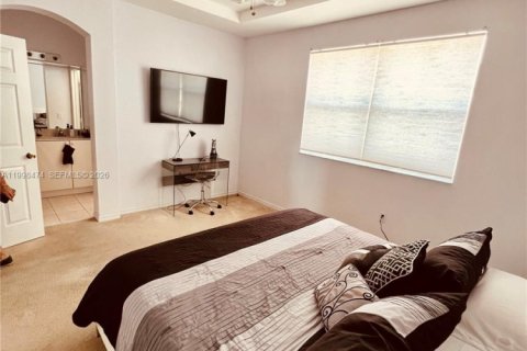 Снять в аренду таунхаус в Майами, Флорида 3 спальни, 148.83м2, № 2065034 - фото 10