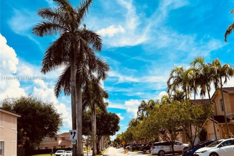 Снять в аренду таунхаус в Майами, Флорида 3 спальни, 148.83м2, № 2065034 - фото 19