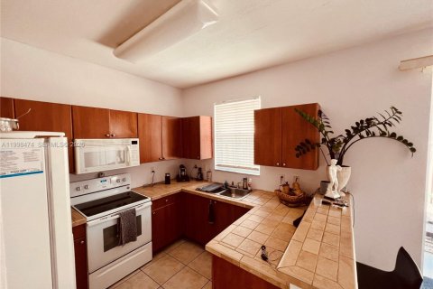 Снять в аренду таунхаус в Майами, Флорида 3 спальни, 148.83м2, № 2065034 - фото 8