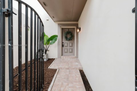 Townhouse in Miami, Florida 2 bedrooms, 135.92 sq.m. № 1951475 - photo 13