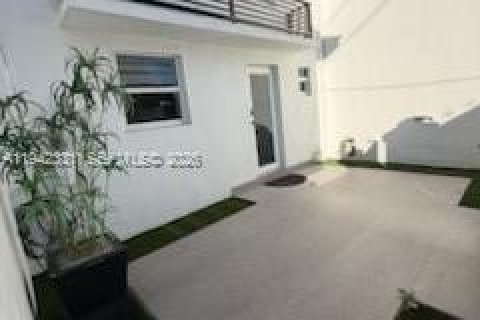 Villa ou maison à vendre à North Miami, Floride: 2 chambres, 134.15 m2 № 1999271 - photo 2