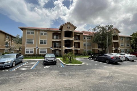 Condo in Pembroke Pines, Florida, 2 bedrooms № 1955579 - photo 2