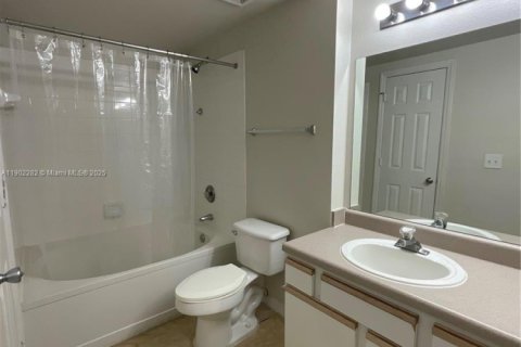 Condo in Pembroke Pines, Florida, 2 bedrooms № 1955579 - photo 15