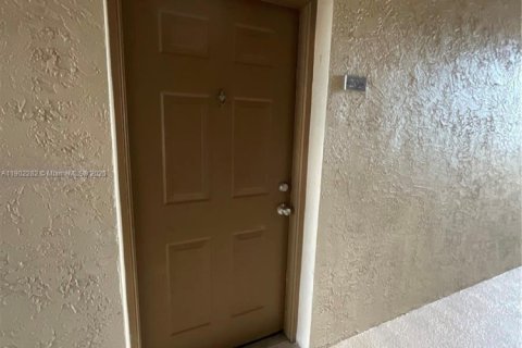 Condo in Pembroke Pines, Florida, 2 bedrooms № 1955579 - photo 3