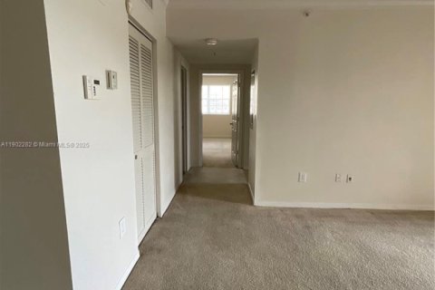 Condo in Pembroke Pines, Florida, 2 bedrooms № 1955579 - photo 8