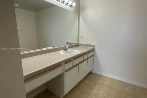 Condo in Pembroke Pines, Florida, 2 bedrooms № 1955579 - photo 14
