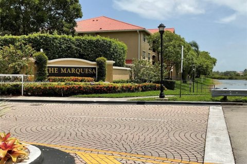 Condo in Pembroke Pines, Florida, 2 bedrooms № 1955579 - photo 1