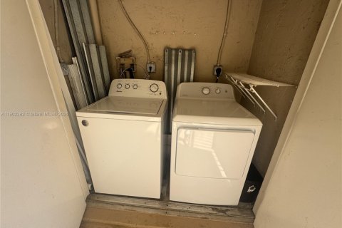 Condo in Pembroke Pines, Florida, 2 bedrooms № 1955579 - photo 16