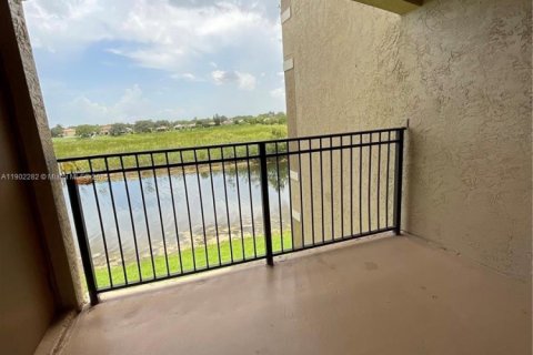 Condo in Pembroke Pines, Florida, 2 bedrooms № 1955579 - photo 18