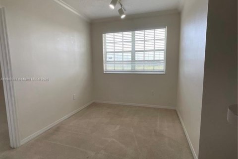 Condo in Pembroke Pines, Florida, 2 bedrooms № 1955579 - photo 10