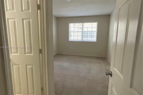 Condo in Pembroke Pines, Florida, 2 bedrooms № 1955579 - photo 13