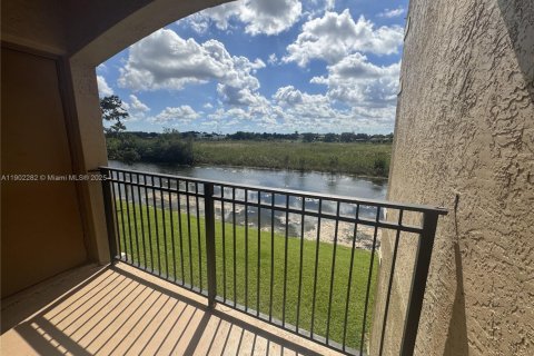 Condo in Pembroke Pines, Florida, 2 bedrooms № 1955579 - photo 17