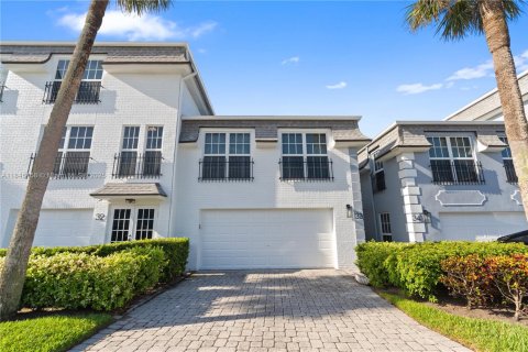 Townhouse in Hillsboro Beach, Florida 3 bedrooms, 150.32 sq.m. № 1842446 - photo 1