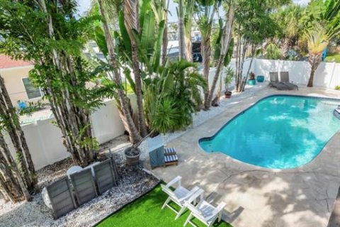 House in Treasure Island, Florida 3 bedrooms, 306.39 sq.m. № 2142384 - photo 25
